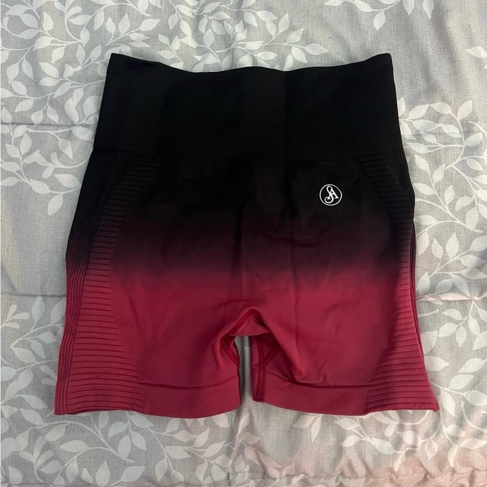 Seamless Ombre Black to Burgundy Bike Shorts